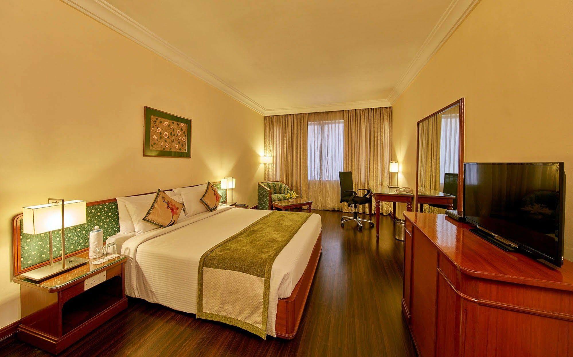 รอยัล ออร์คิด เซ็นทรัล บังกาลอร์ Hotel ภายนอก รูปภาพ